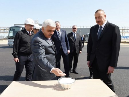 İlham Əliyev Sumqayıtda SOCAR-ın karbamid zavodunda tikinti işlərinin gedişi ilə tanış olub