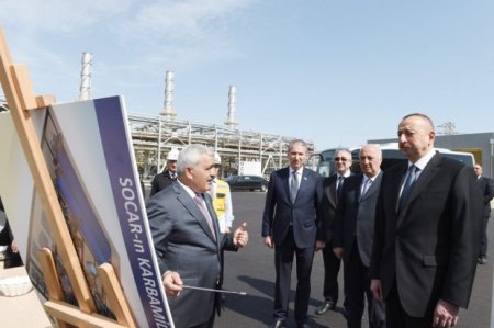 İlham Əliyev Sumqayıtda SOCAR-ın karbamid zavodunda tikinti işlərinin gedişi ilə tanış olub
