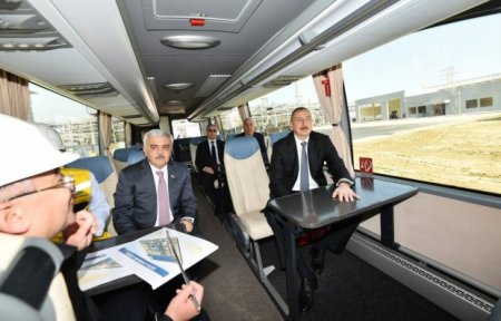İlham Əliyev Sumqayıtda SOCAR-ın karbamid zavodunda tikinti işlərinin gedişi ilə tanış olub