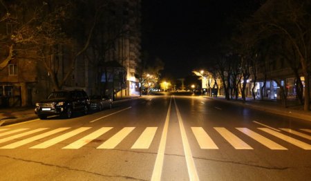 Bakıxanovda sürücü piyada keçidindən keçən kişi və qadını döydü