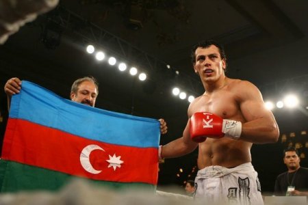 Zabit Səmədov rəqibini nokauta saldı