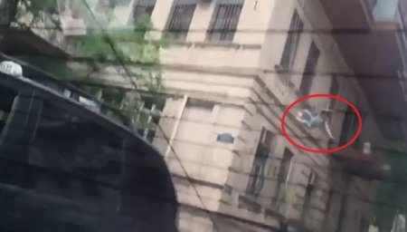 Bakıda qadının intihar anı kameraya düşdü