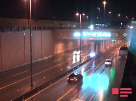Bakıda yağışdan sonra yolları su basıb, sürət aşağı salınıb