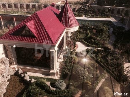 Oliqarxların milyonlarla manatlıq mülkləri: satan çoxalıb, alan yoxdur...