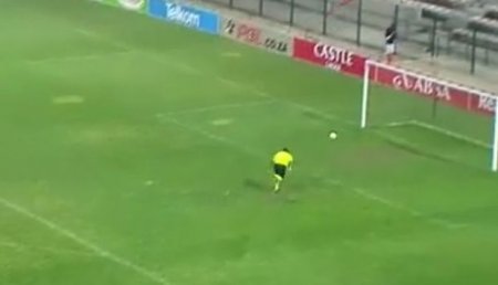 Topu rəqibə qaytaran futbolçu “kuryoz” qol vurdu