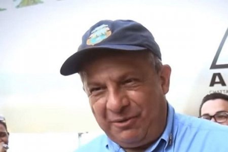 Prezident müsahibə zamanı arını uddu