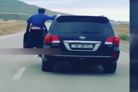 Sürücü yolda oyun çıxardı