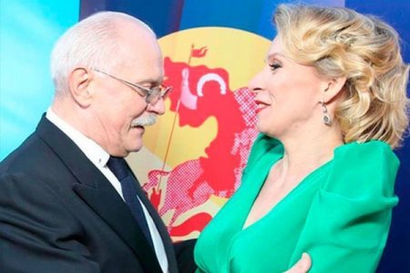 Mixalkov Zaxarovanın “gözlərinə” baxdı
