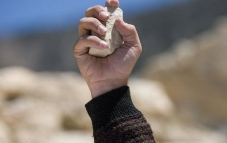 Yeddi yaşlı qızı zorlayanı daşqalaq etmək istəyirlər