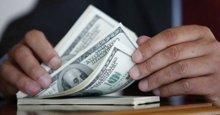 Azərbaycanlılar dollara marağı itirir