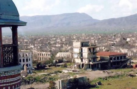 Prezident Administrasiyasının keçmiş işçisi Kremldə saray çevrilişi və Qarabağın boşalması haqda