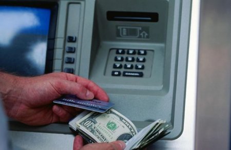 Bankomatdan pul çıxararkən ehtiyatlı olun