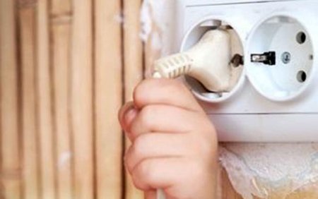 Anasının qucağında körpəni elektrik cərəyanı vurdu