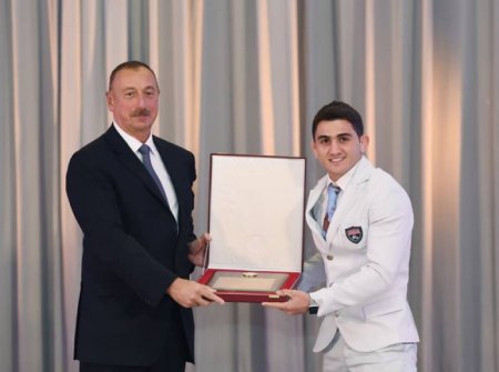 26 yaşlı üçqat dünya çempionu: Hacı həm də xanəndə imiş...