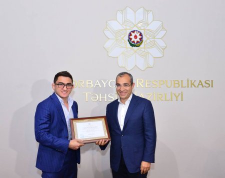 26 yaşlı üçqat dünya çempionu: Hacı həm də xanəndə imiş...