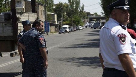 Yerevanda bilyard klubunda kişi qızı girov götürüb