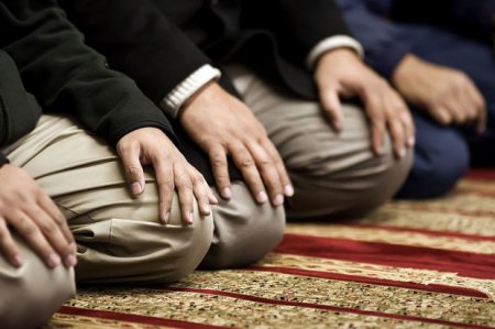 Bakıda ruhi xəstə məsciddə namaz qılan şəxsi bıçaqladı