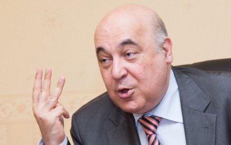 Çingiz Abdullayev “26” kafesinə görə məmurları yıxıb-sürüdü