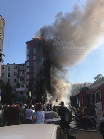 Rusiyada otel yanır - İnsanlar özünü eyvandan atır -