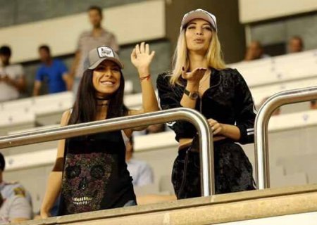 “Qarabağ”ın cazibədar fanatı kimə öpüş göndərdi?