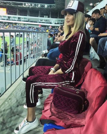 “Qarabağ”ın cazibədar fanatı kimə öpüş göndərdi?