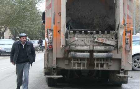 Məişət tullantılarını daşıyan maşınlar Bakını zibilləyir