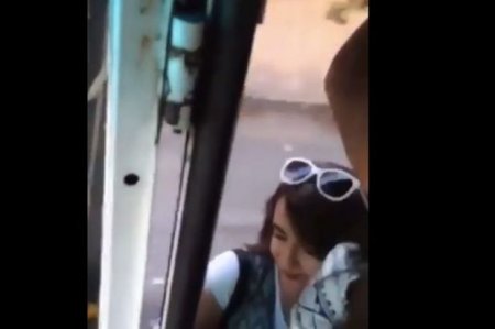Qapı açıq, qadın avtobusdan sallanıb, gedir