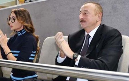 İlham Əliyev və xanımı komandamızın oyununa baxırlar