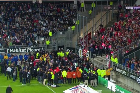Fransa çempionatında faciə: Tribuna çökdü