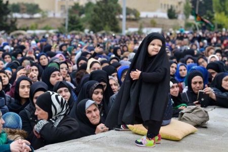 1 yaşlı qızını Aşura mərasiminə aparan ana: Onun şəklinin daha çox yayılmasını istəyirəm