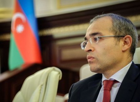 Mikayıl Cabbarov müəllimləri təbrik etdi
