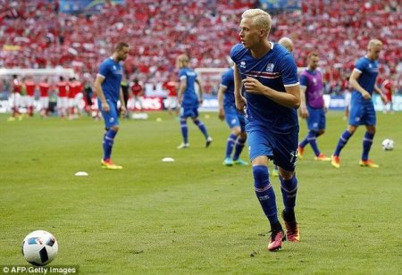 İslandiyada tarix yazan futbolçular hansı klublarda oynayır?