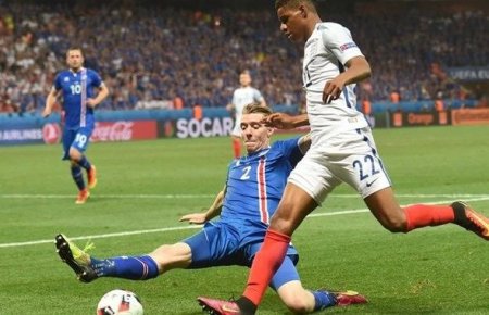 İslandiyada tarix yazan futbolçular hansı klublarda oynayır?