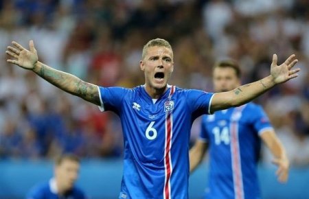 İslandiyada tarix yazan futbolçular hansı klublarda oynayır?