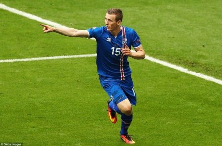 İslandiyada tarix yazan futbolçular hansı klublarda oynayır?