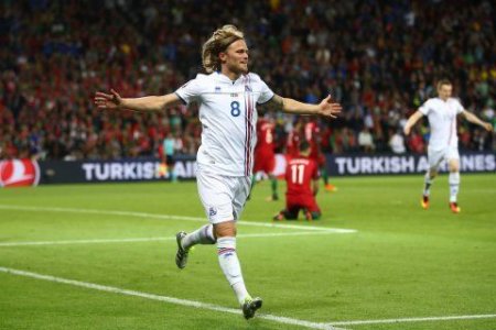 İslandiyada tarix yazan futbolçular hansı klublarda oynayır?