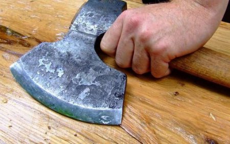 Şəmkirdə ata qızını baltaladı