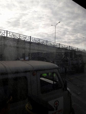 Bakıda dəhşət: betonqarışdıran maşın körpüdən 