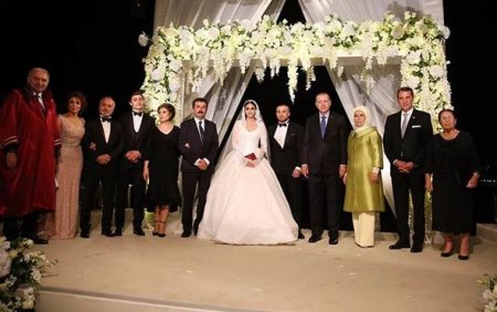 Ərdoğan məşhur futbolçu ilə aktrisanın toyunda nikah şahidi oldu