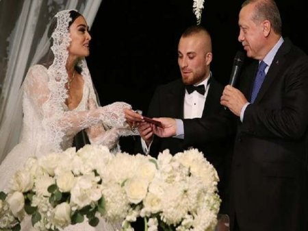 Ərdoğan məşhur futbolçu ilə aktrisanın toyunda nikah şahidi oldu