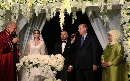 Ərdoğan məşhur futbolçu ilə aktrisanın toyunda nikah şahidi oldu