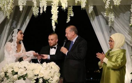 Ərdoğan məşhur futbolçu ilə aktrisanın toyunda nikah şahidi oldu
