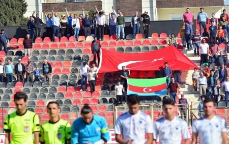 Türkiyə tribunalarında “Qarabağ” plakatı