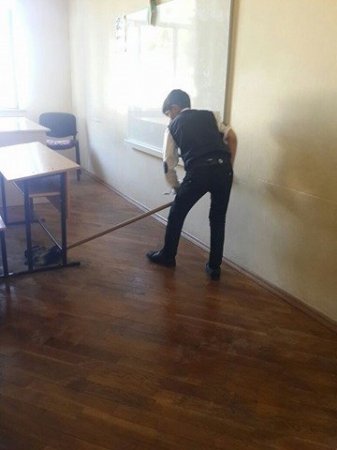 Müəlliməyə intim təklif etdiyi deyilən direktor danışdı: "Bir də gördüm hikkəylə girdi otağıma..."
