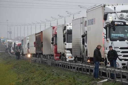 Dağıstan-Azərbaycan sərhədində etiraz aksiyası: gömrük əməkdaşı azərbaycanlı TIR şoferini söyür