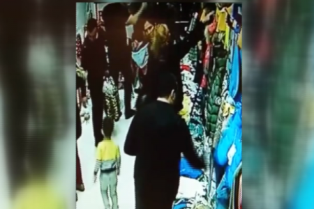 Müştəri uşaq paltosu oğurladı