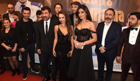 Aktrisa azərbaycanlı məşhurların olduğu qala gecəsinə geyimi ilə "damğa vurdu"
