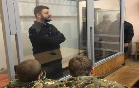 Daxili işlər nazirinin oğlunu elektron qolbaq daşımağa məcbur etdilər