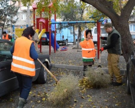 Rustavinin yeni meri ilk iş günündə şəhərdə küçə süpürdü