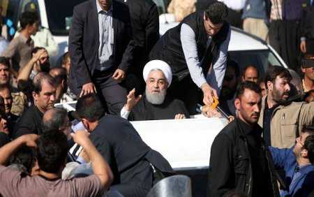 Ruhani zəlzələ rayonunda Əhmədinejadı qınadı: “Onun tikdirdiyi binalar dağılıb”